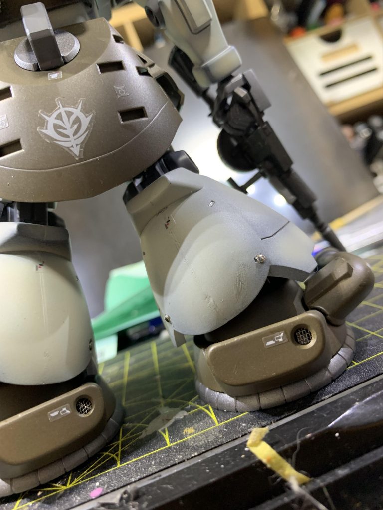 スリッパ部後部の丸モールドを開口してメタルメッシュを貼り付け