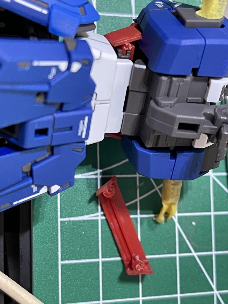 組立後にエナメル塗料で墨入れしたので割れました。