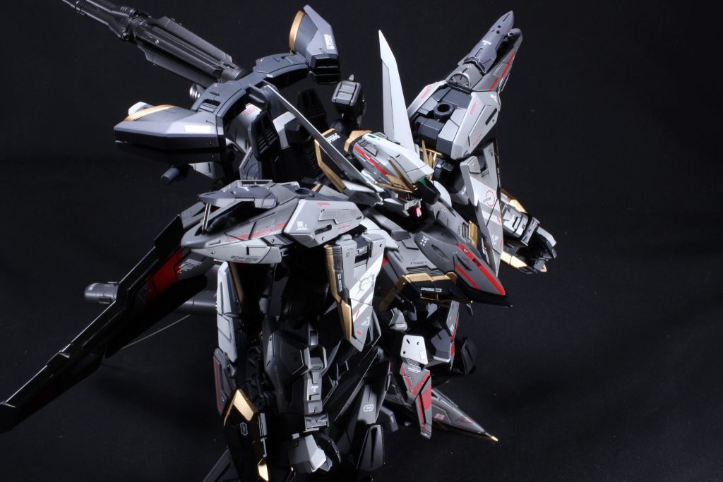 肩のハッチは見た瞬間に「開けるしかねえ!」と謎の使命感に襲われ、ステン棒で支え。スジボリのセンスが絶望なわたくし、プラ板で情報量を稼ぐという方法でなんとかしてみました なんとかなったかはわかりません|´-`)チラッ