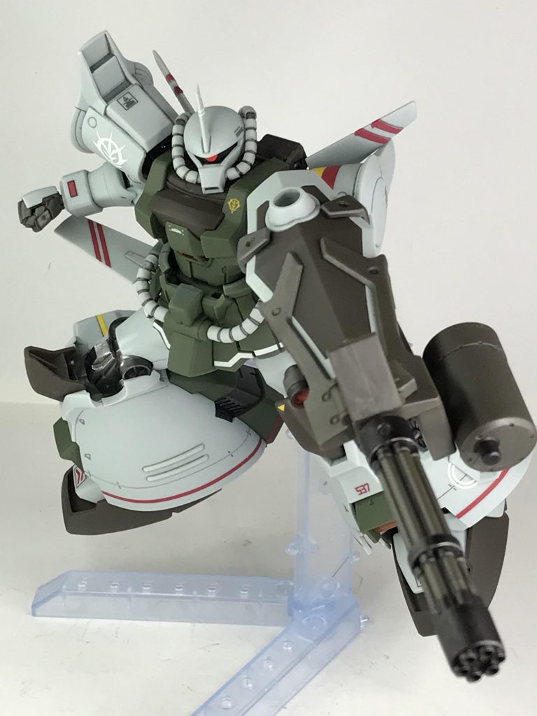 第08MS小隊の本編中ではアプサラスの護衛に付くくらいで目立たない機体ですが、MSが飛ぶというロマンがあります(^^) ぜったい飛びそうにない形なのに（笑）