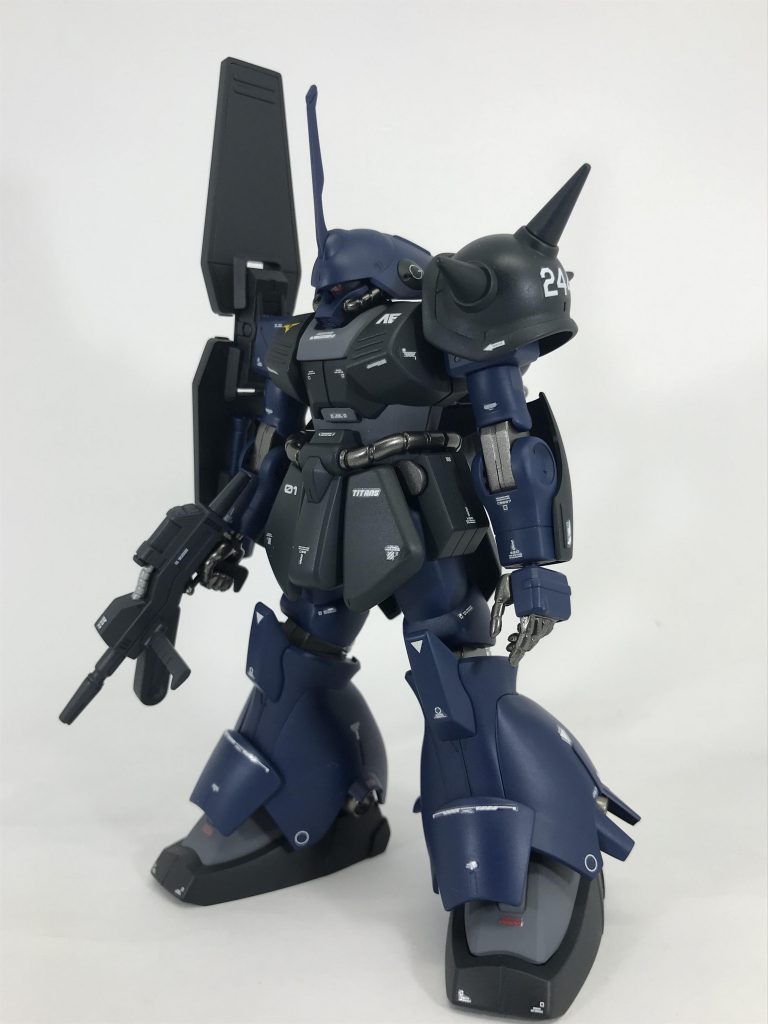機体No.244 隊長機のマラサイです。合わせ目消し以外の加工無し、ストレート組みです。