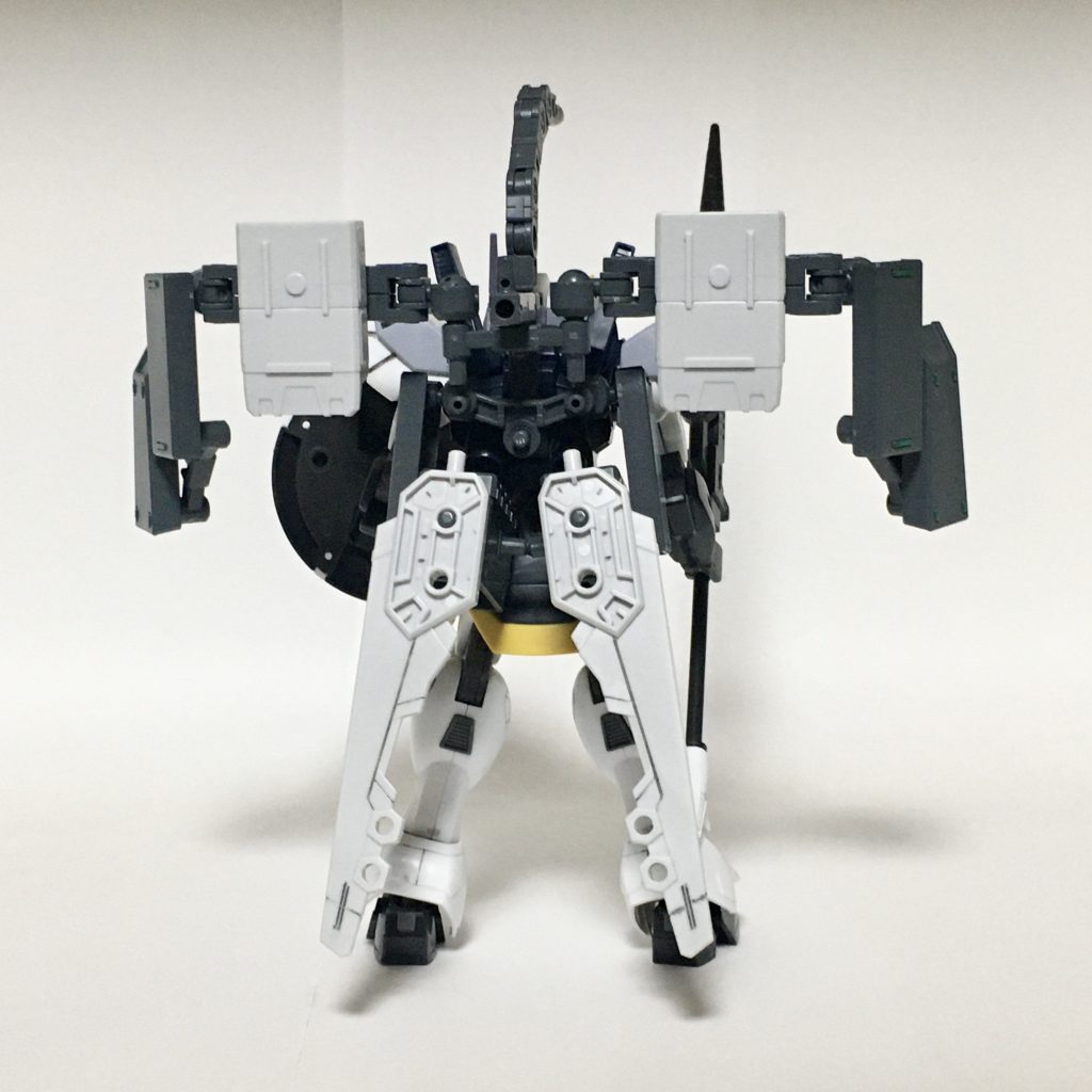 ブレイブハートガンダム・フルブースト、背面。シールドビットとブレイブブースターにそれぞれ設けられたIフィールド発生装置によって、全身をカバーする。