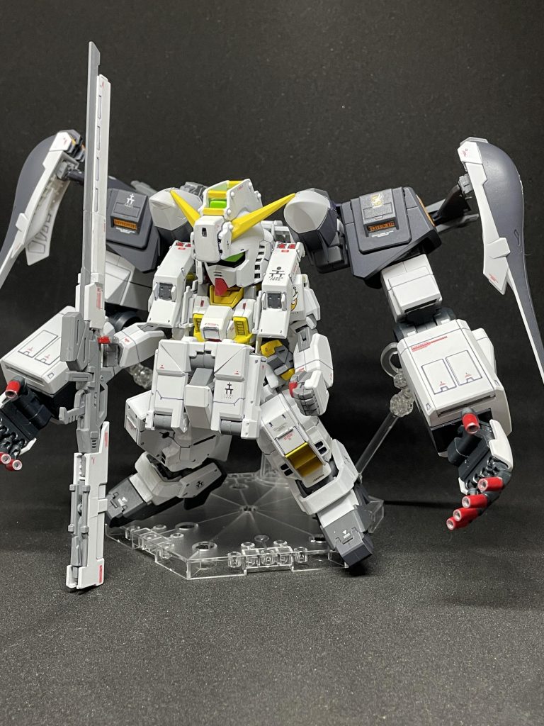HGのパーツを短くしたり、関節部分や頭にはSDCSのパーツを使用してSD化にしました。モビルスーツアンサンブルのスタイルを参考に。