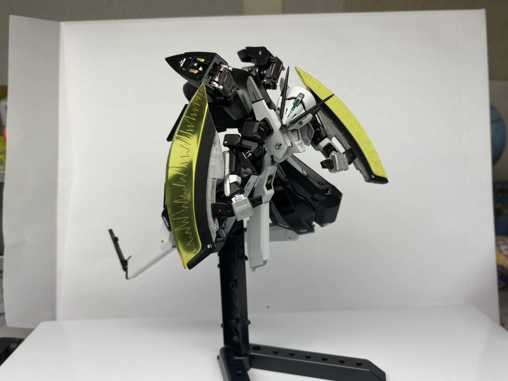 アクションポーズその2。ビームエフェクトはMGシナンジュ付属のものの大きさを調節したものです。