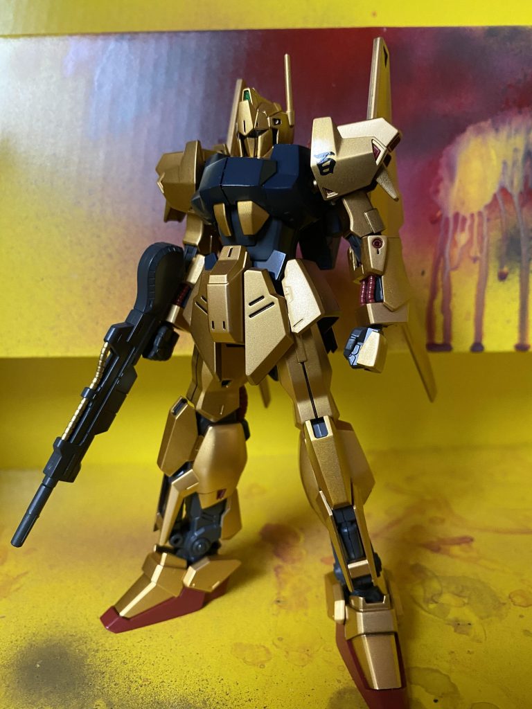 ウイノーブラックで塗装し、その上からクレオスの通常のゴールドで塗装、その上からクリアーとクリアーイエローを混ぜた塗料で塗装しました。