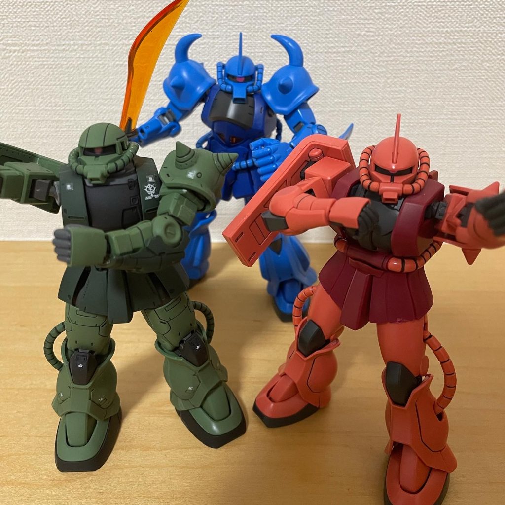 前に作ったオリジンザクとシャアザクと共に