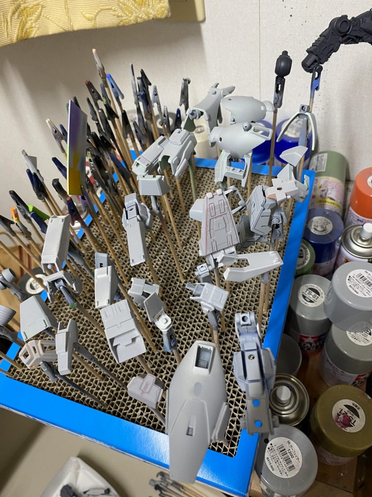 塗装中 鬼の様なパーツ数。一気には塗装出来ないので、塗料は瓶のまま。一切調合無し。