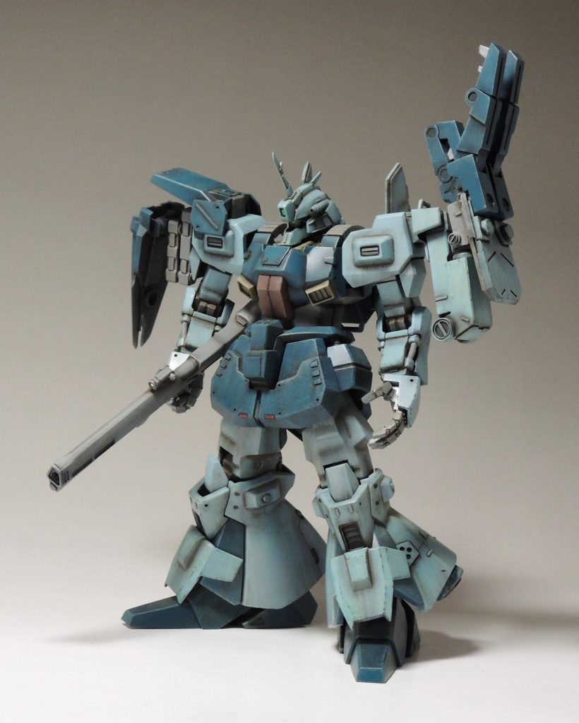肩のトゲはクロー付きシールドを見立てて再現しました。右肩や脚の装甲はジャンクパーツから。