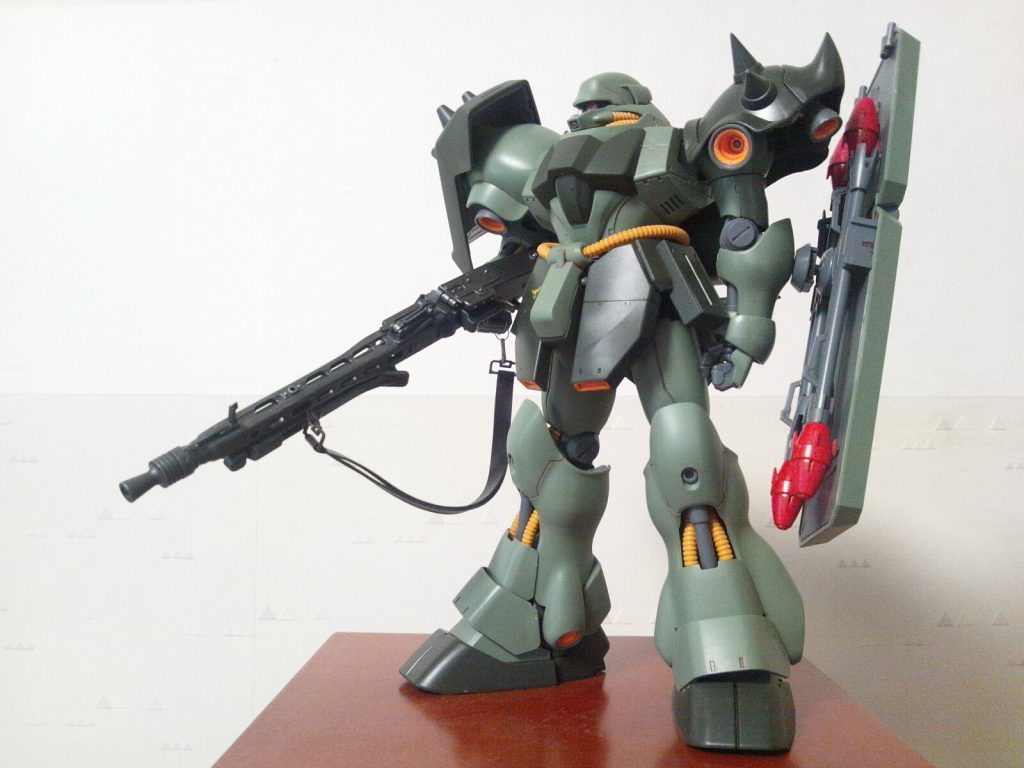 持たせているのは1/8フィギュア用のラインメタル  MG3だったと思います。もともと小説版  逆襲のシャア  ベルトーチカチルドレンの挿し絵かなんかに出てたギラドーガがMG3系に似たライフルを担いでいたのがきっかけです♪それがめちゃくちゃカッコ良かったんですね♪