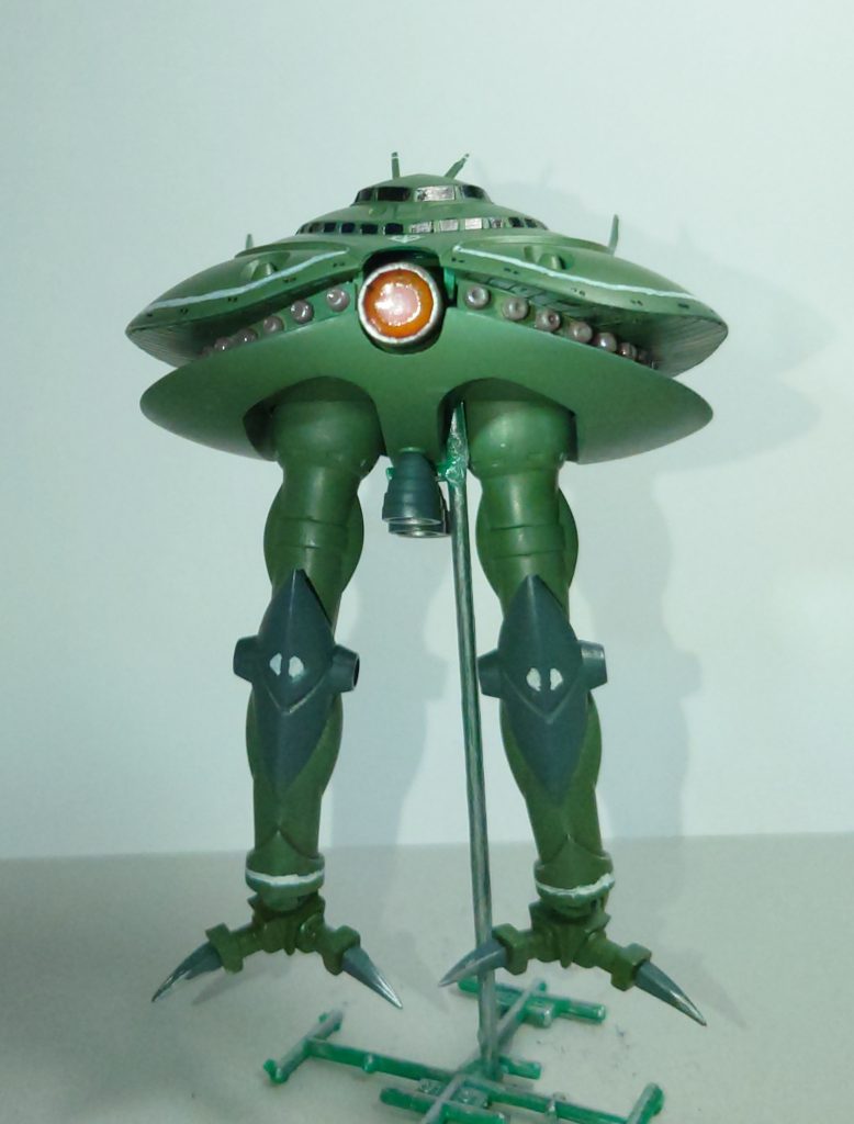 旧キットあるあるで、関節プラプラなので立たせるのが大変…何度「ビグザム、大地に立てっ！！」と思ったことか。台座はランナーで簡単に作りました。