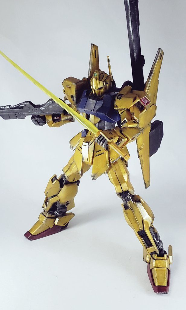 塗装、、いや部分塗装すらしなくてちょっとウェザリングしただけでこのカッコよさ！！ウェザリングはつや消し無しの状態でウェザリングカラーのマルチホワイトを1回目に、2回目にマルチブラックで。すぐに拭き取り、水性ホビーカラーのクロームシルバーでドライブラシ、ガンメタルでチッピング、最後につや消しスプレーで完成、です。シャア(クワトロ)さんは機体が何であれカッコよく強く操縦するんだろなー、、とにかく、百式簡単ウェザリング完成です！