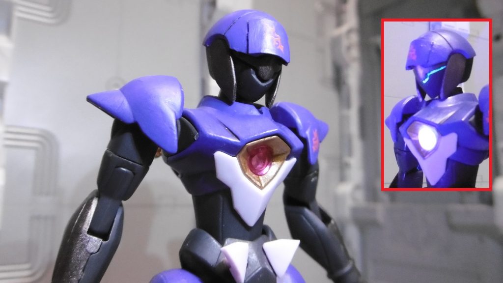 頭部は額から両頬当てにかけて焼き鉄色に塗り、甲冑の小具足「半首」を表現。アンテナは目立つため落とし、0.2mmプラシートで覆いました。ファルシアはヴェイガン機体の中でもアイラインが細くて目立ち難く、ホイルシールで対応するもよく分かりません。これはこれで忍者らしくて良いのですが、シールの上から蛍光クリアーを塗って分かり易く。胸部クリアーパーツは無塗装でもブラックライト反応しますが、反応色を青に統一。フラッシュを兼ねていて怯ませる目的。