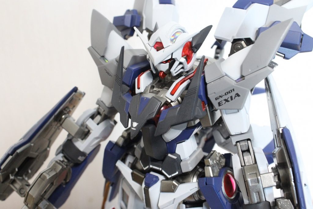 お気に入りのショットです。赤のクリアパーツに合う色はなんだろうと試行錯誤した結果、ティターンズカラーに落ち着きました。白も下地を黒にすることで、落ち着いた色合いにしてみました。赤い部分はキャンディ塗装にしました。思いのほか似合っててよかったです。