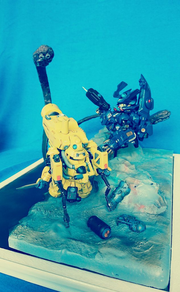 水中戦のシチュエーションがやりたいな、って思ってて。ガンダムシリーズの世界観ではなく。漠然と、MSを運用している勢力がそれぞれあって。片や、とある軍事国家。秘密裏に開発した高速航行が可能な最新鋭のステルス機体。海洋の国境付近、海溝へと向かう。隠密性能のテストを兼ねて。片や、軍事国家に隣接する中立国。海洋国境の海溝へ向かうのは、民間企業のサルベージ船。ここ数年、海溝付近で船舶やMSが謎の失踪を遂げる事件が数件起きていた。