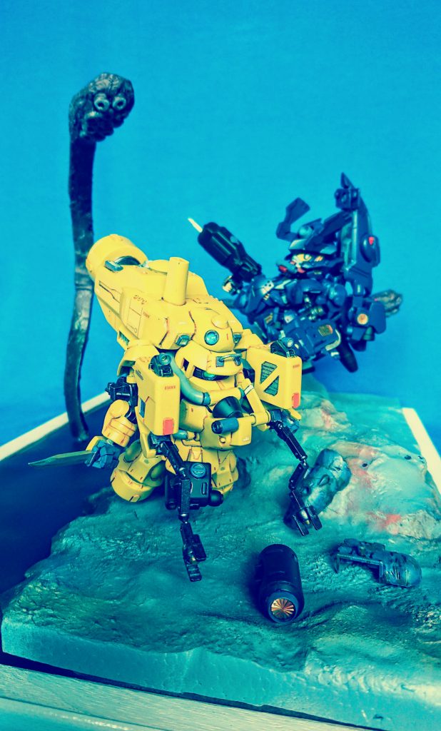 海底へと調査に向かった民間MS機は、海溝でMSの残骸と、救難信号を出しているポッドを発見し。同じく海溝に侵入したステルス機もMSの残骸を感知。やがて、両機は鉢合わせて。緊張が走り。一触即発となる、その刹那………海溝の深き淵より、【何か】が姿を現した。