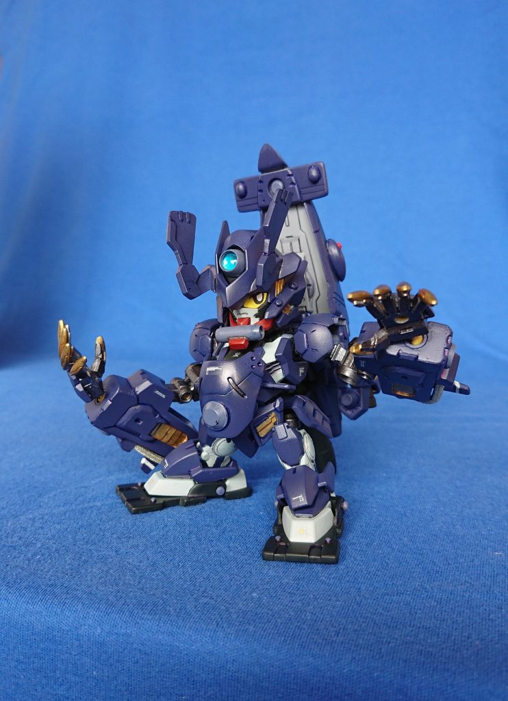 接近戦時は、マニュピュレーターのアイアンネイルで敵機を切り裂く。