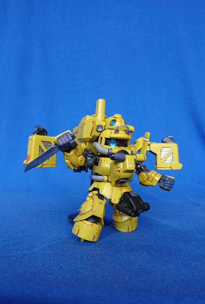 非武装機体だが、護身用のカーボンナイフと腰部前面にアンカーショットを装備。肩部バインダーユニットにはマジックハンドを内蔵。