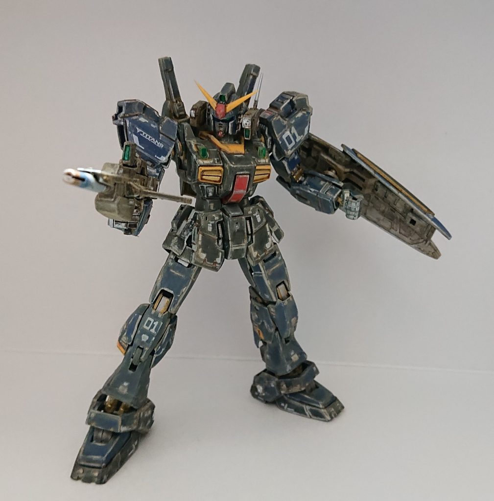 ビームライフルの銃口も実際は焼けるのか分かりませんが、個人的に焼けた感じが好きなので、焼けた感じに塗装しました。