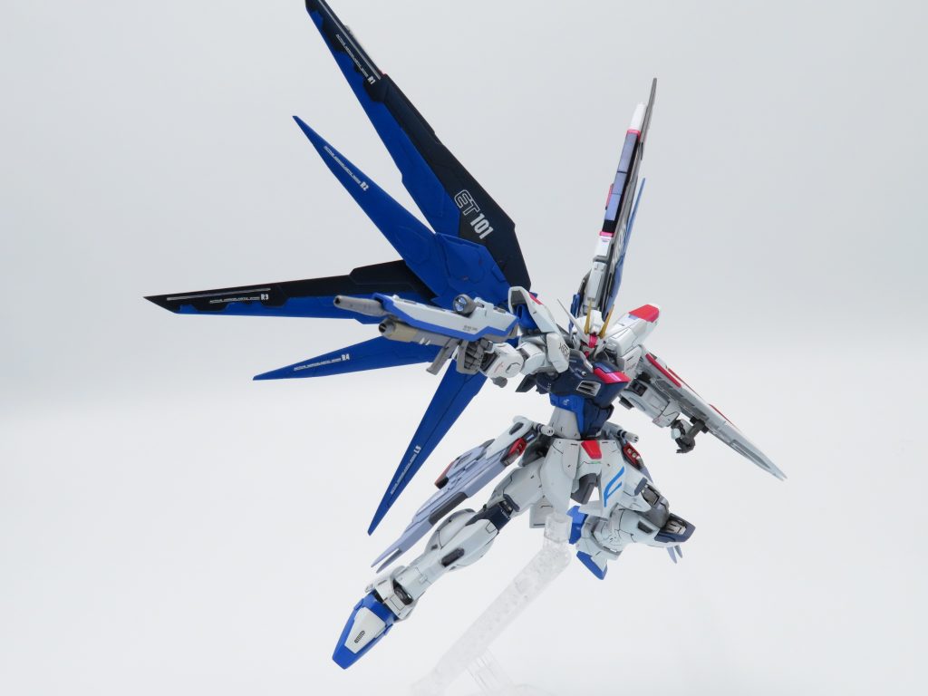 羽広げてポーズとらせると結構な大きさです