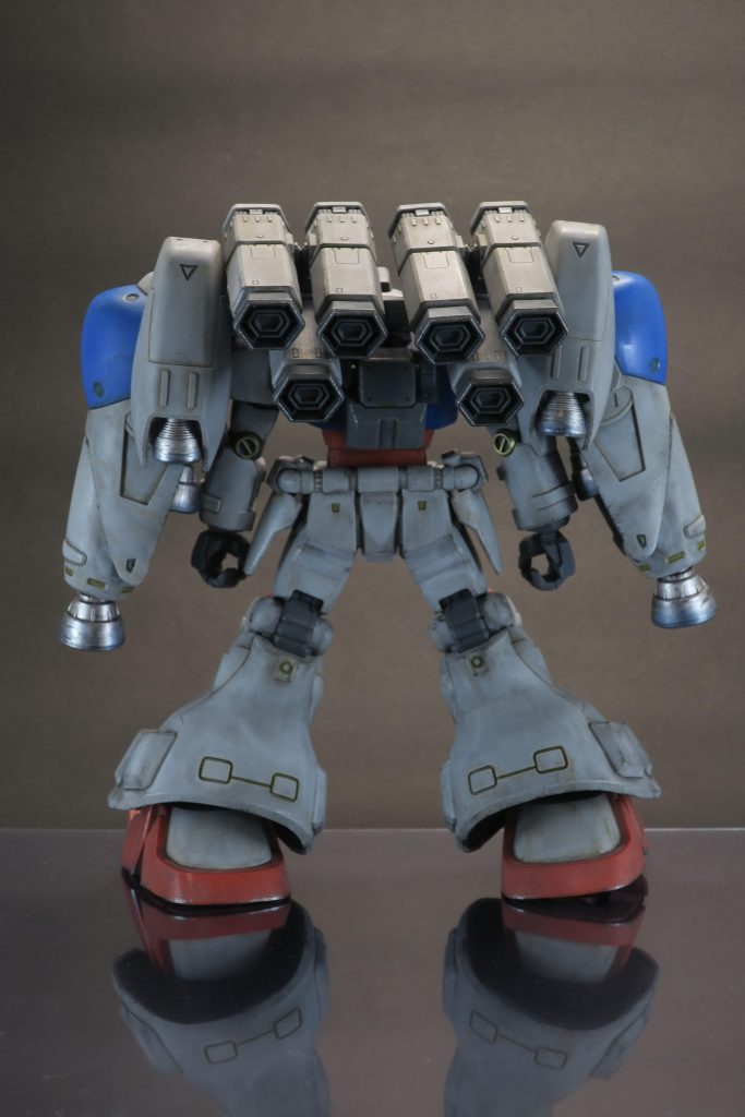 パーツが大きそうだから簡単に組めるかと思ったら、肩のバーニア部分が細かくてけっこう大変だった。内部フレーム折れちゃったし・・