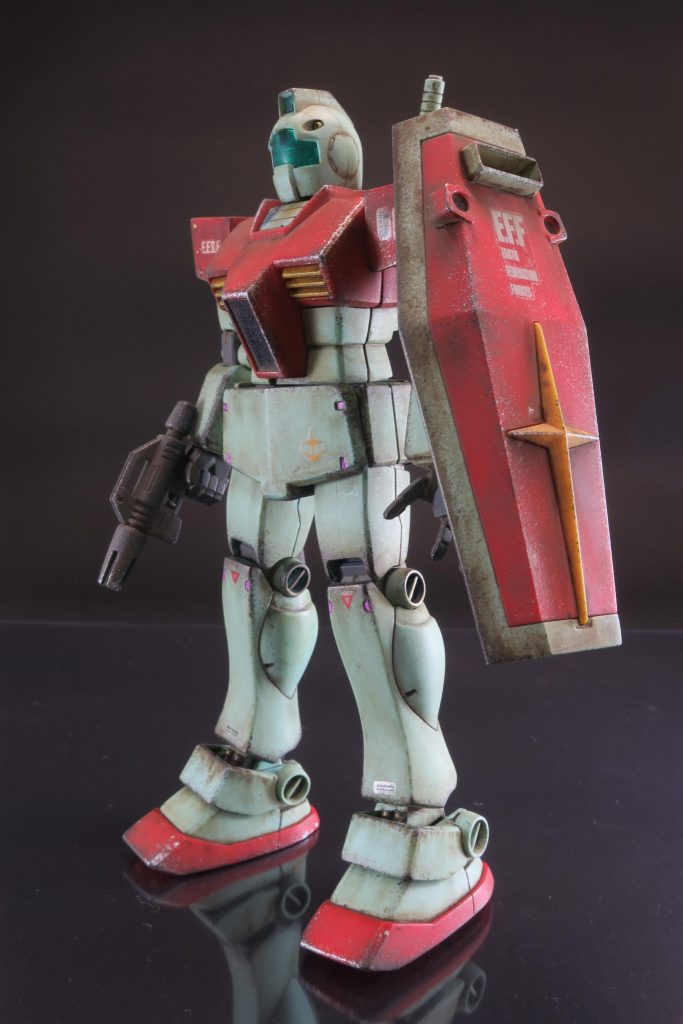 ウェザリングカラーのグレイッシュブラウンを使ってフィルタリング。ウェザリングカラーはエナメルと違って割れない!という情報があったのに、見事に胸元と左腕の肘が割れた!Twitter情報は当てにならないのか…