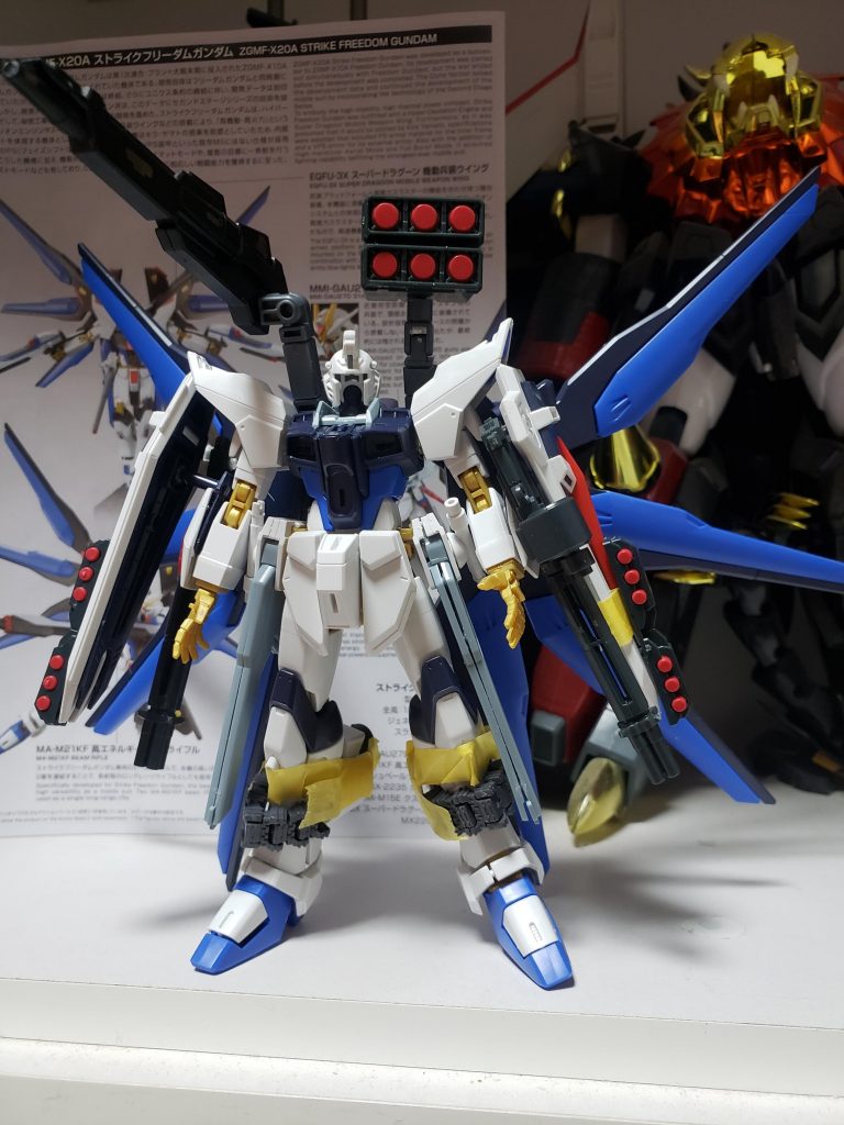 仮組脛にチェーンバンド巻いて脹ら脛にブースター付けました。最初は腕に、ダブルシールド案でした。