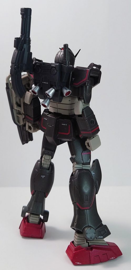 フロントショット＋バックショット。缶スプレーによる全塗装（内部フレーム以外）、スミ入れ、デカール貼りをしています。ネットで見かけたシールマスキングも試してみましたが、シールの粘着力が強くて、塗装が一部剥げたりしましたが、それなりに上手くできたと思っています。