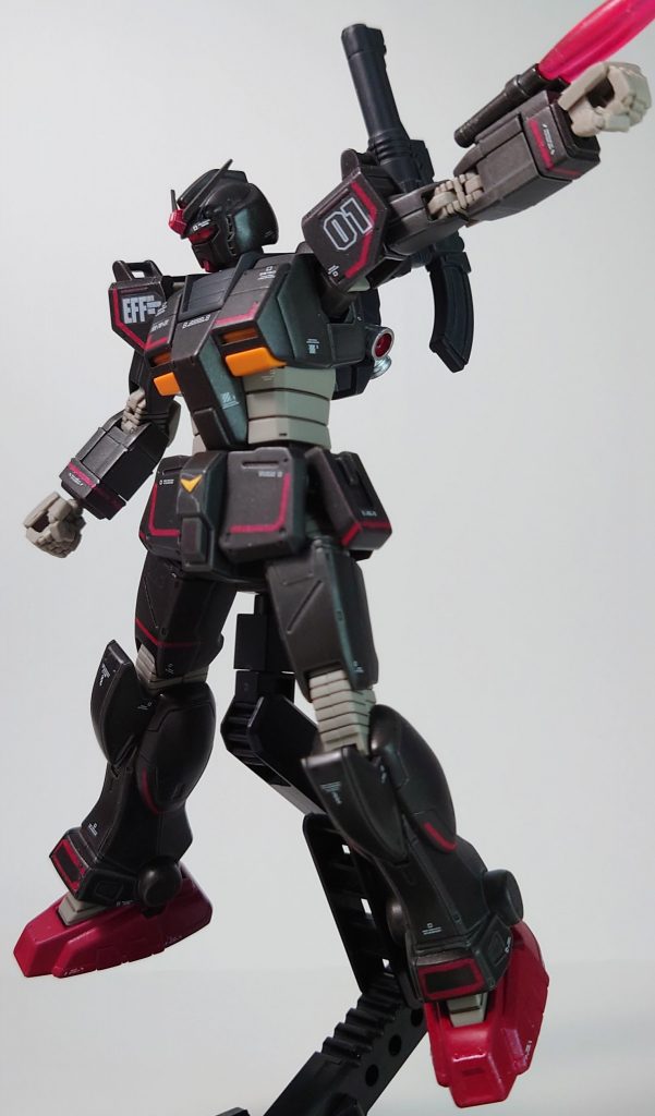 武器を構えたショット。ハンドパーツを紛失してしまい、マシンガンが装備できませんでした…。缶スプレーを使って初めて全塗装した作品ですが、屋外で作業するのは非常に大変だったのを覚えています。自室でエアブラシを使えるようにしよう、と思い立つ契機になった、ある意味印象深い作品ですね。今回もご覧いただきありがとうございました！