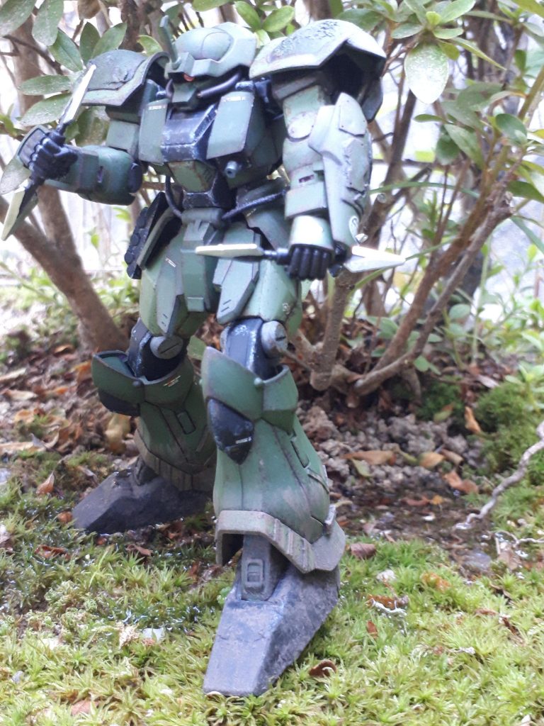 イフリートシュナイドです。テーマである『隠密行動』から両肩のトンガリは目立っても!!　と思い下向きに。ヒート・ダートも色んな所につけるんじゃなくて両腰とお尻に集約。その他はパイプ変えたり、両胸とか所々をプラ板で加工したりです。