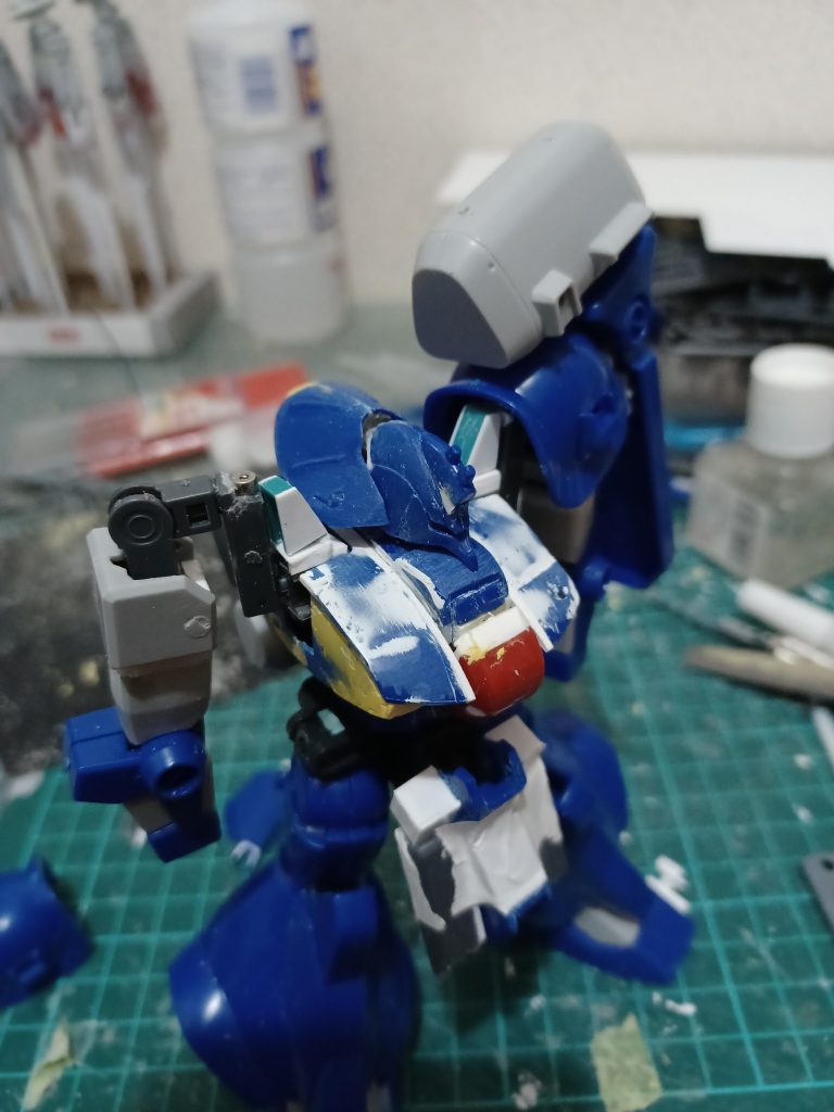 主な改修点は頭部の幅詰めによる小型化、肩間接の新造で位置を上げております