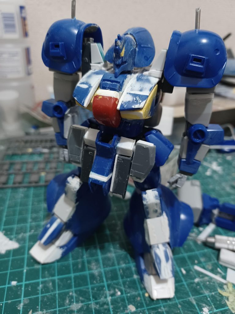 フロントアーマーはジャンクパーツで新造、すねは膝と甲が一体なのでばらして幅増し、足首も伸ばしてます。