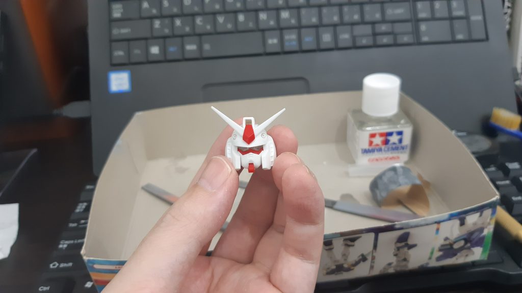 マスクを削り込んで丸顔にしたのと、襟を１ミリ低くしたくらいで、ほぼ弄っていません。