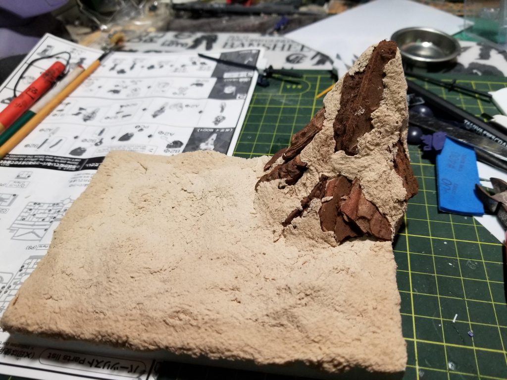 台座は全て百均で木粉ねんど、ウッドチップ、写真を入れるアレです。砂漠をイメージしてたので塗装しなくてもそれっぽくなってくれたのは嬉しい誤算でした。手でやると指紋がついてしまいますが、作業用の手袋で押さえると割とそれっぽくなりました。