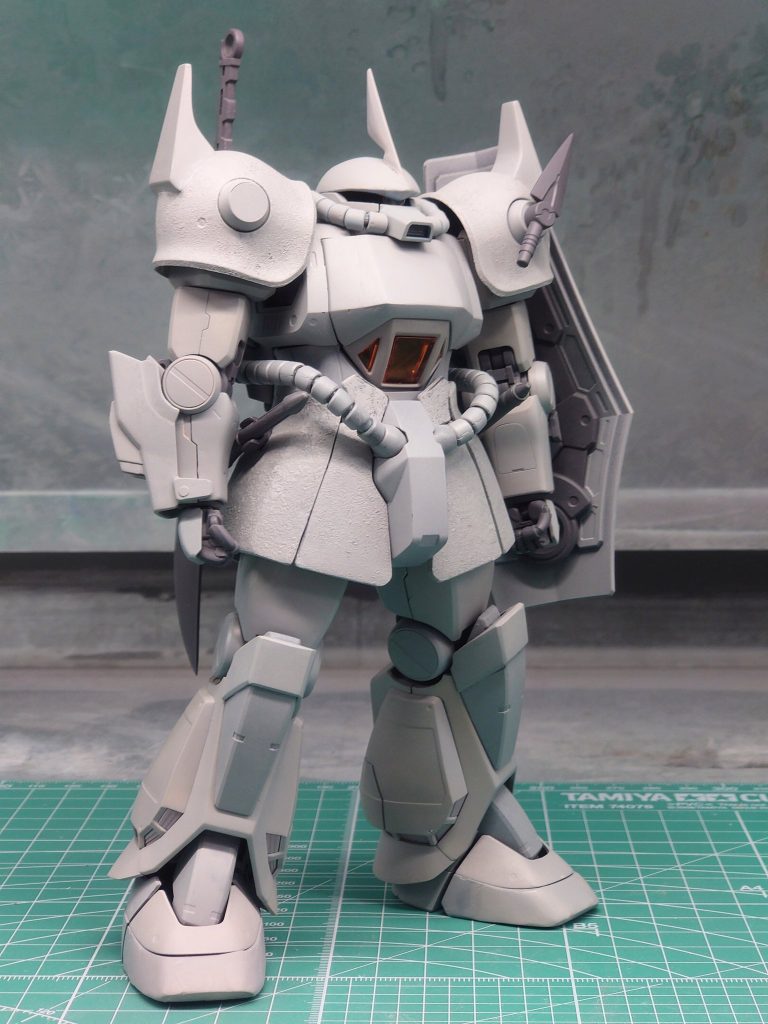 全てのミキシングを終え、プラ板とパテでの追加工作を終えてサーフェイサーを吹いた段階。完成前だと一番テンションアガるところですね(笑)