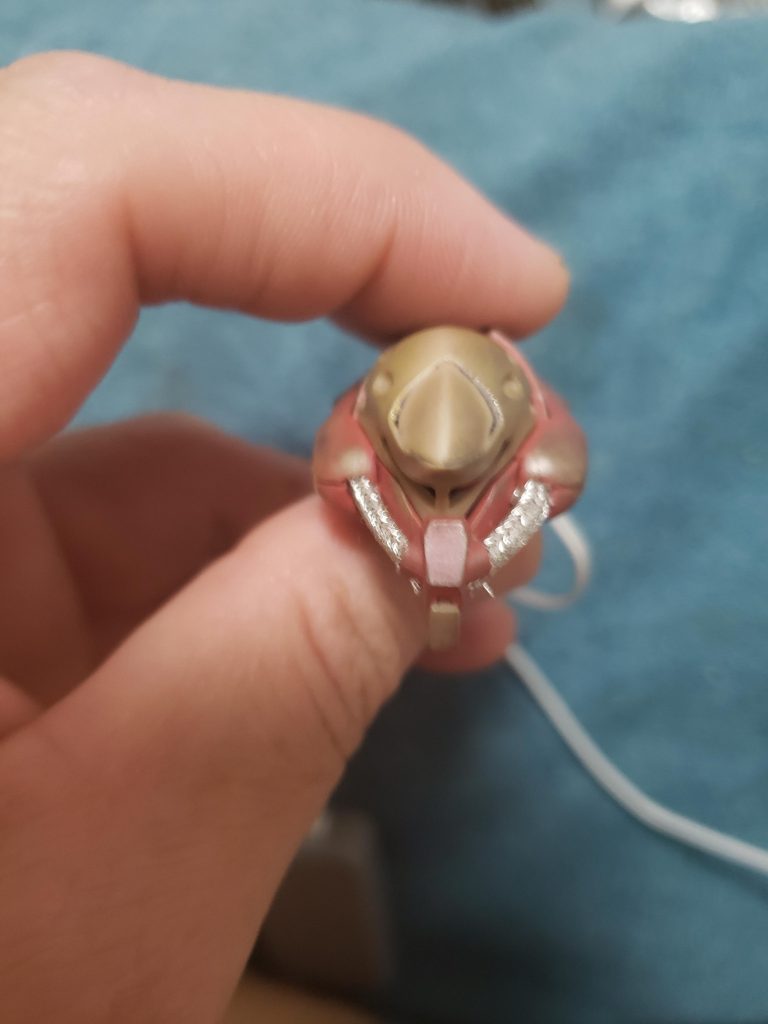 頭部顎周りの動力パイプをスプリングに入れ替えてみたのですが、サイズ的に違和感があったのでメッシュパイプに再入れ替えを実施。太さも増し、元のパイプとほぼ同じ太さで表現しました。