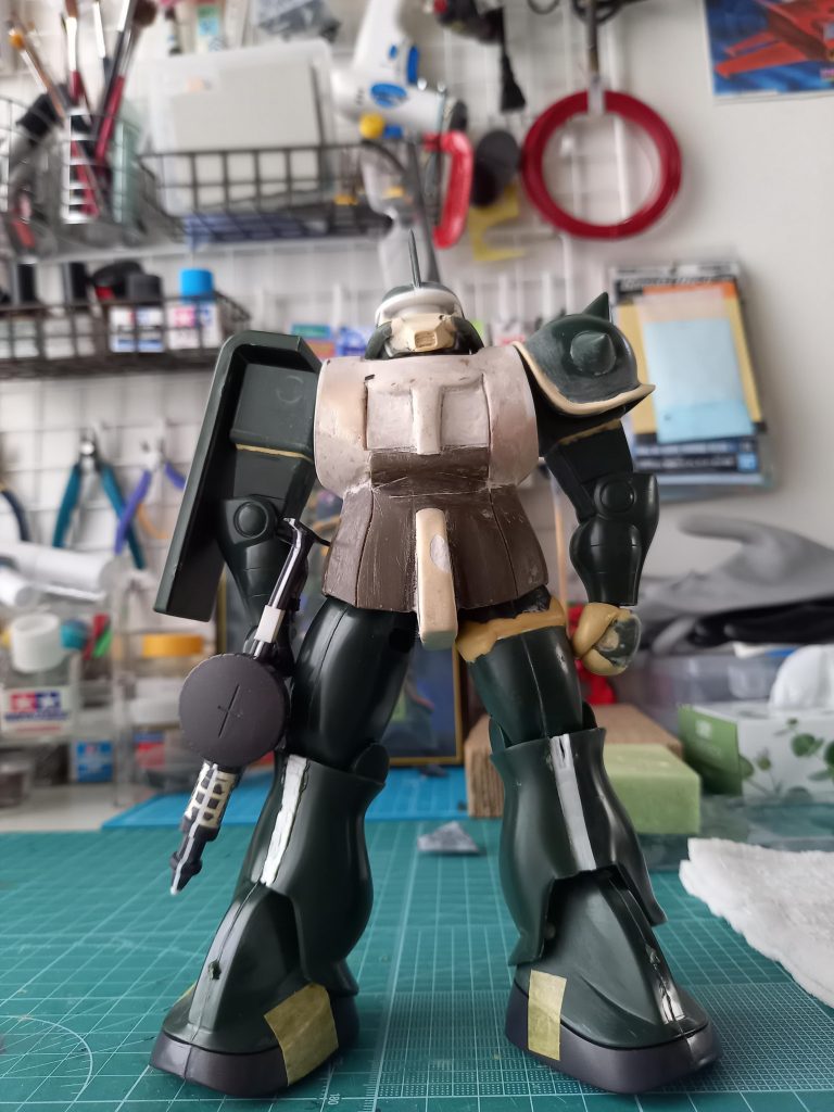 パッケージのマシンガンが小さいのでマシンガンを小さくしました。胴体と顔はほとんどパテで作り直してます