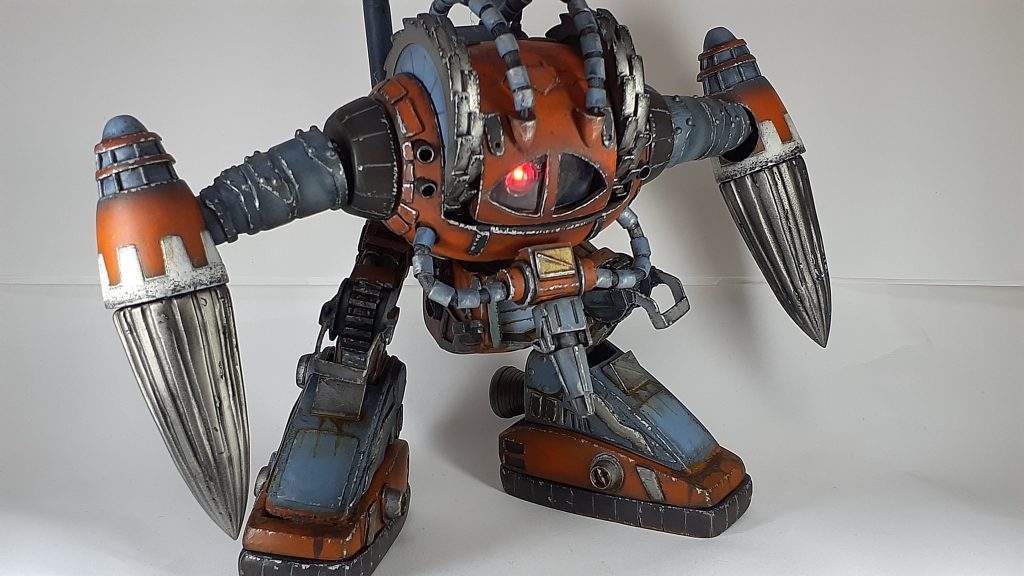 モノアイはLEDを内蔵し、左右に可動します。