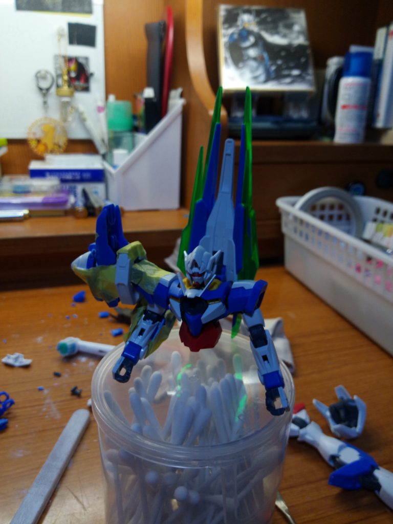 初期案。最初は右肩に直接GNドライヴを接着する予定だったが、強度に不安を感じたため、別の方法を模索。後日Discordにて助言をいただき、現在の形になった。