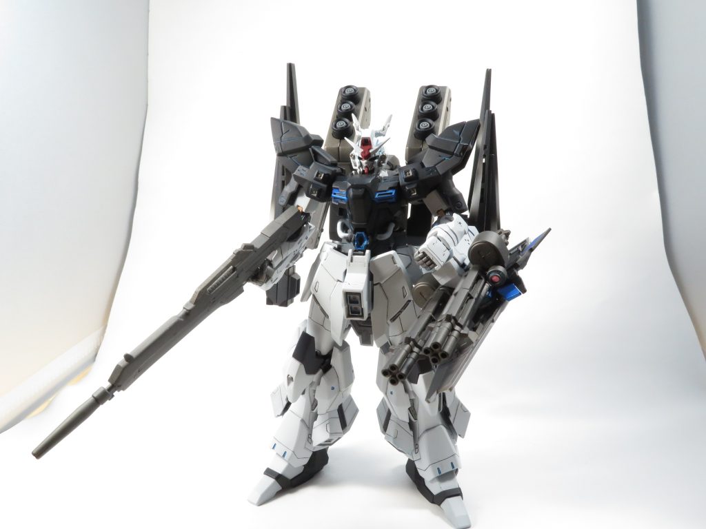 ベースは、ムーンガンダムを使用しニューガンダム、サザビー、ユニコーン、シナンジュ、スタインとサイコフレームを搭載ている機体のパーツをミキシングに使用してます。