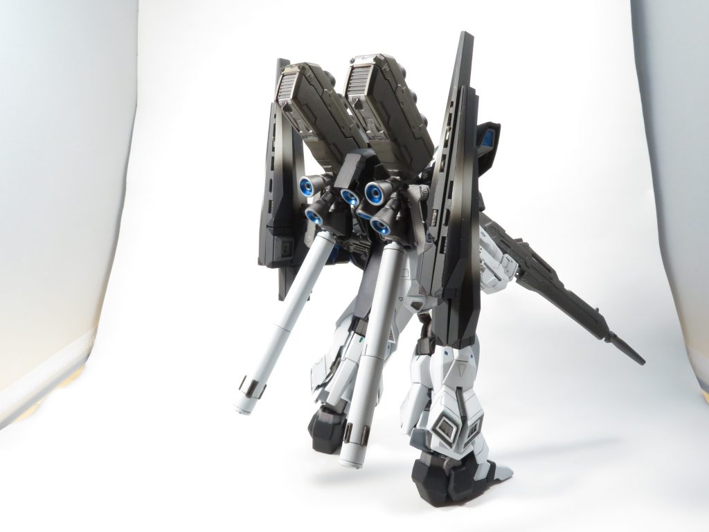 今回もスタインのバックパックを元のバックパックに取り付け。左右のフレキシブルブースターの上面カバーに、RGサザビーのファンネルコンテナを加工し取り付け。更に外側には、フィンファンネルを搭載。