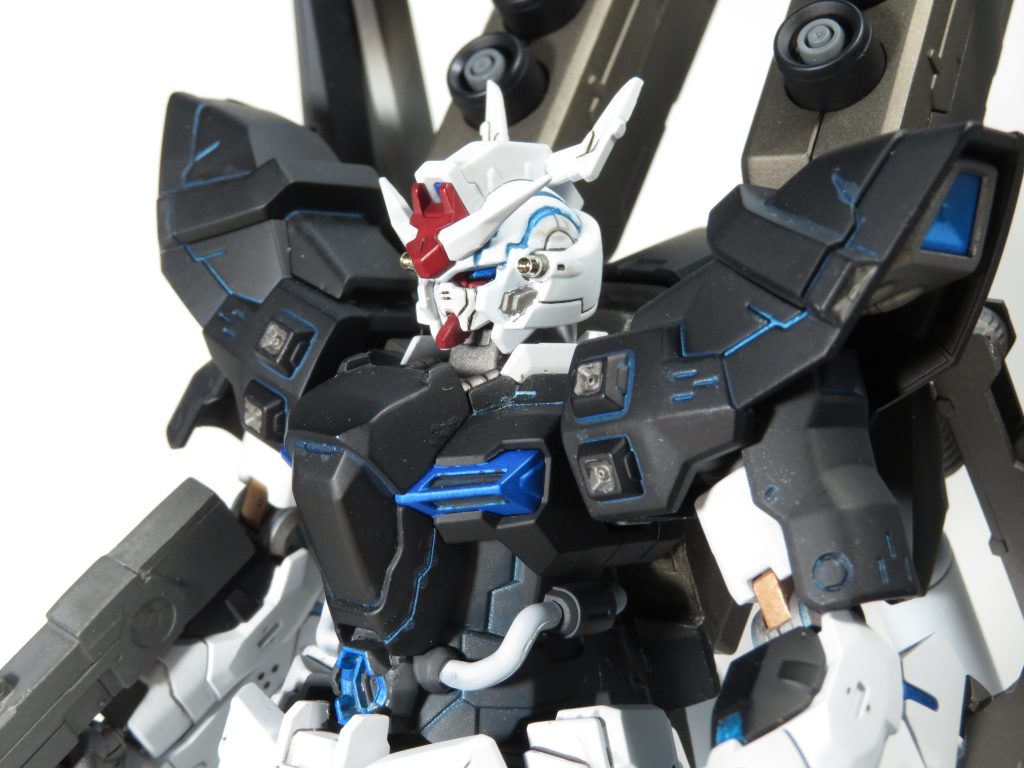 墨入れも一工夫。ブルーのサイコフレームをイメージし、メタリックブルーの墨入れを施してます。