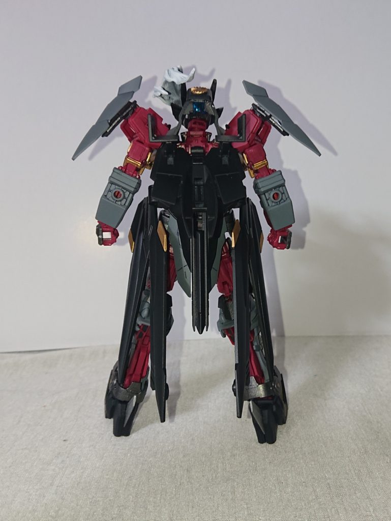 大剣を外した状態。今回モチーフに近づけるべく、ノーネイムライフルをコートに見立てた取り付けをしました。なるべく干渉しないように位置決めに気をつけましたf(^_^;