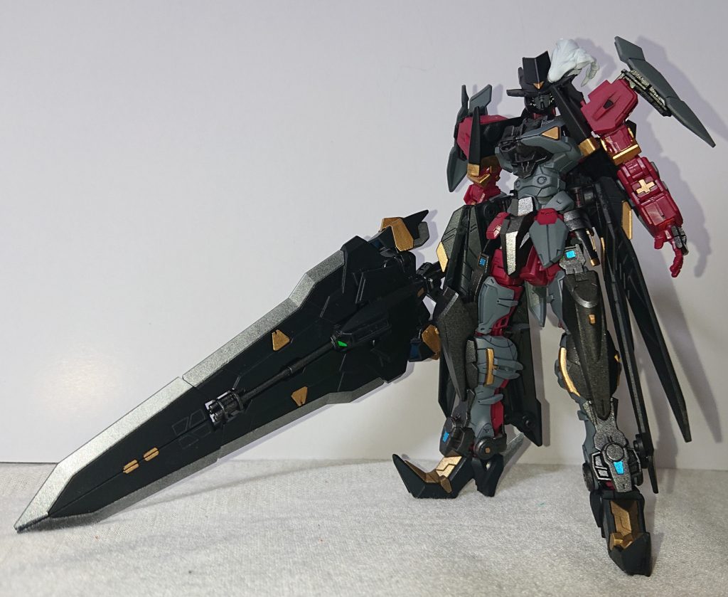 大剣『シュヴァルシュナイド』ブルーフレームと同型で、シザー、ガトリングなど変形可能。