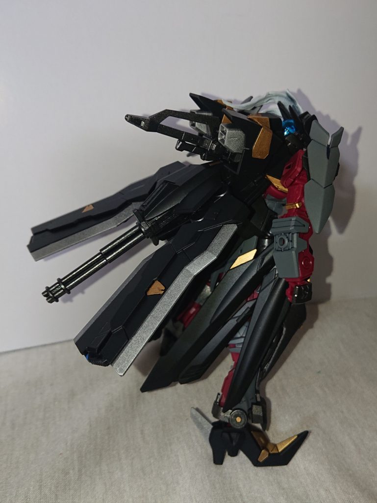 後ろから。某海賊といえば大剣てことで、ブルーフレームのタクティカルアームズを背負わせています。アストレイ系なので、ほぼ無加工ですかね。