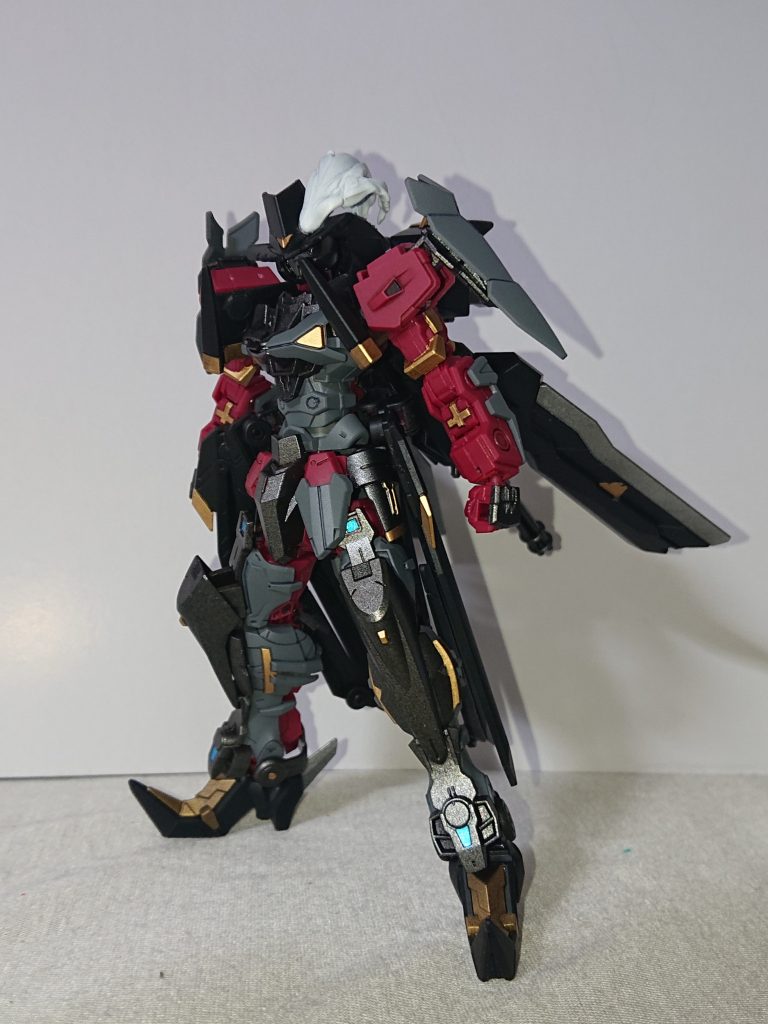 アストレイ・ホークアイカザミと同郷の先輩「鷹目 美穂」が制作したアストレイをベースとした機体。彼女は漁師の家庭で育ち、ある漫画のキャラクターに憧れている。いつかその別世界のキャラクターに会えると信じてGBNへの参加を決意するのであった。