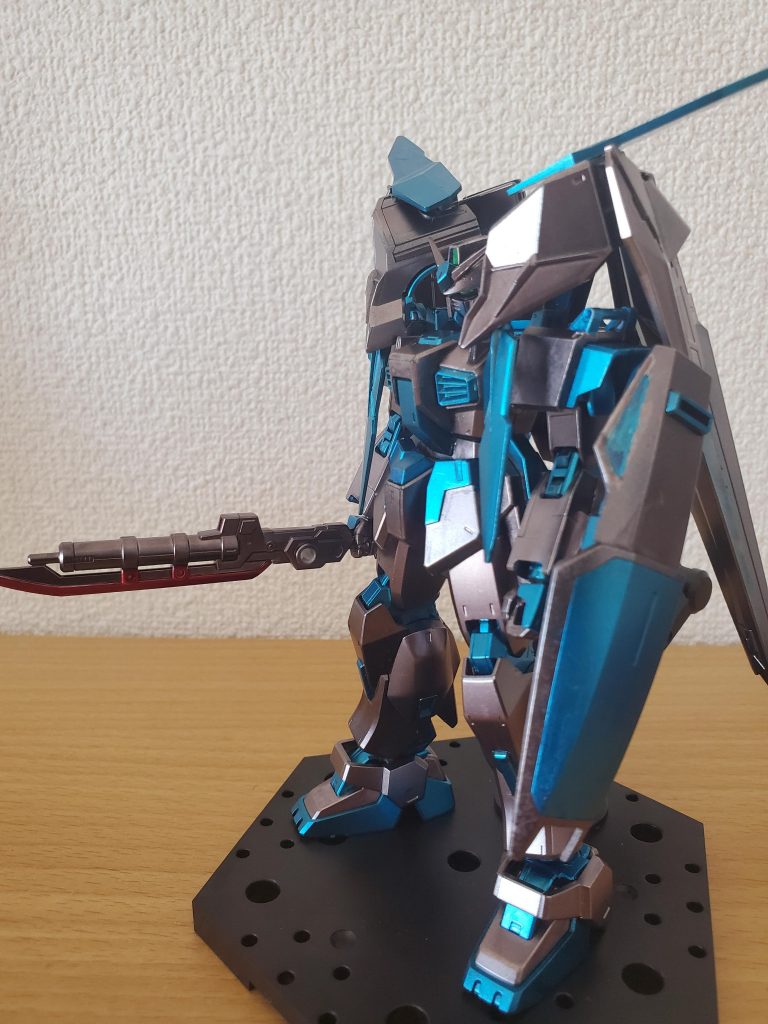 腕は見ての通りHGUCのBD3の腕です、その他はそのままのマーク2なので配色以外は結構簡単な改造にしました。