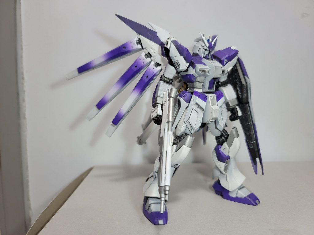 改造点としてはシールドの取り付けを磁石にフィン・ファンネルを全部展開可能に手首を公式汎用改造パーツに交換ファンネルラックをVrabeのものに変更バズーカを背中に磁石マウントビームライフルはシールドの裏やリアスカートに磁石マウント