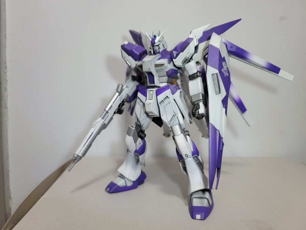 こちら何回も改修してきた現在の最終形態ですよく見たら傷だらけです何度も破損/改造して、さらに塗装もエアブラシと筆塗りを併用してきたので年月と共に荒が蓄積していく……私個人として理想的なHi-νはVer.Kaのカラーリング + Ver.Kaじゃない方のデザインですだから本機を制作する際ではフィンファンネルのグラデーションに拘っていました(これから発売されるRGのパーツ分けグラデは多分塗装で塗りなおすかな)