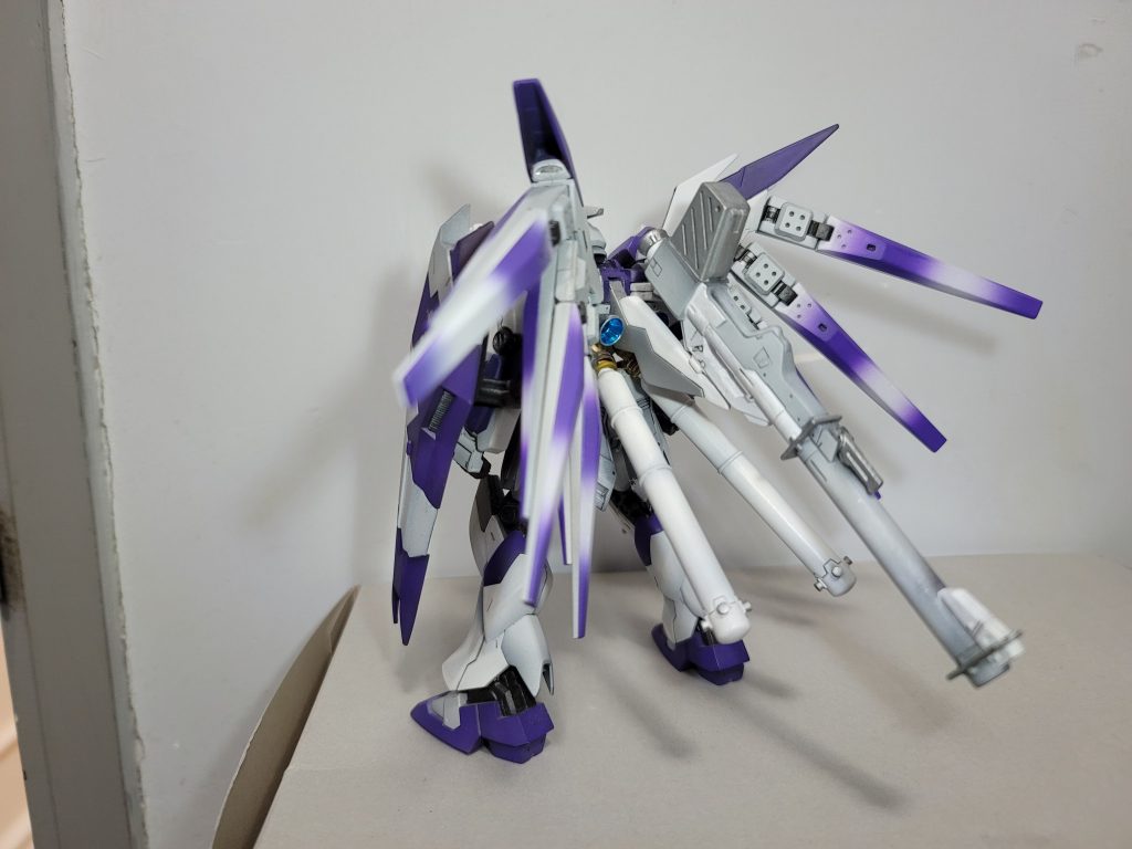 SD Hi-νガンダムを作った人ならわかりますがニュー・ハイパーバズーカの付け方はSDの方を参考しました細いところに入れる小さい磁石での接続なのでポーズによっては落ちてしまいます(・・;)ファンネルラックのフィンファンネルを付けるところは意外と破損しやすくそこは切り落としてからポリキャップを仕込みました