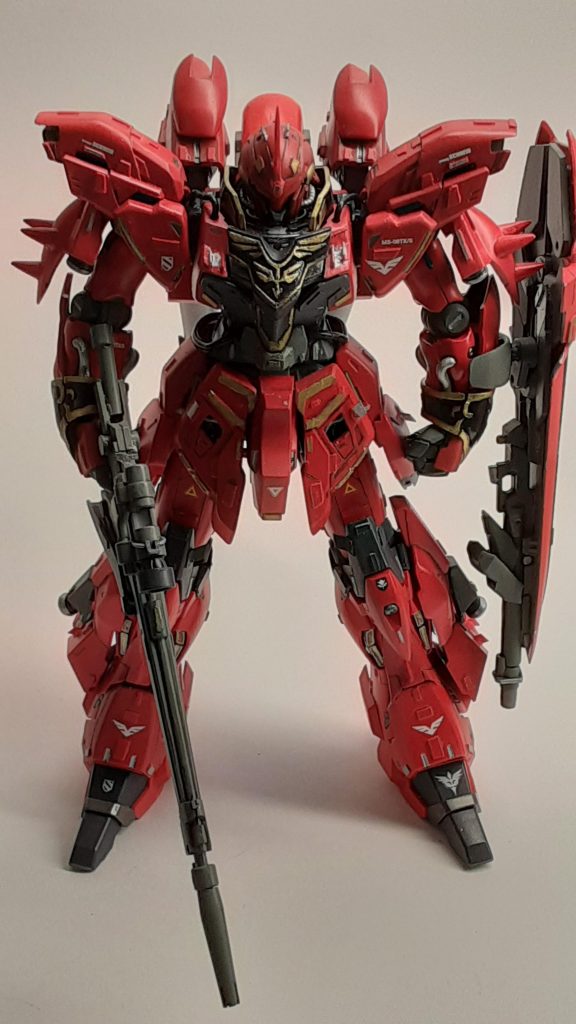 正面から。シナンジュのパーツを極力使わず、使ったのは頭部のマスク部、肩部サイドアーマー、肘から下、足部とエングレービング部分です。一応スラスターやバーニアの数は同じにしています。